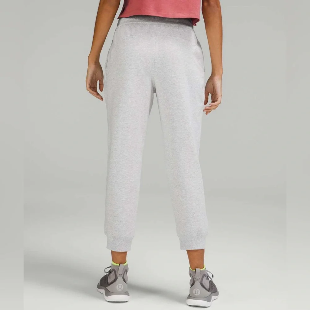 Lululemon Cropped Joggers. Size 6 - Picture 3 of 7